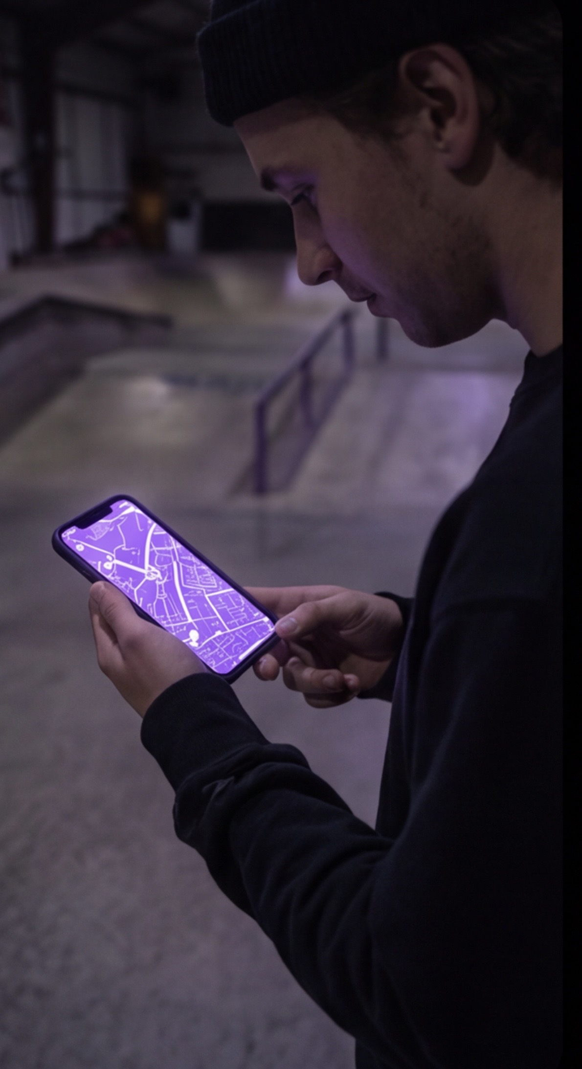 Skater bruger Street Riot på telefon